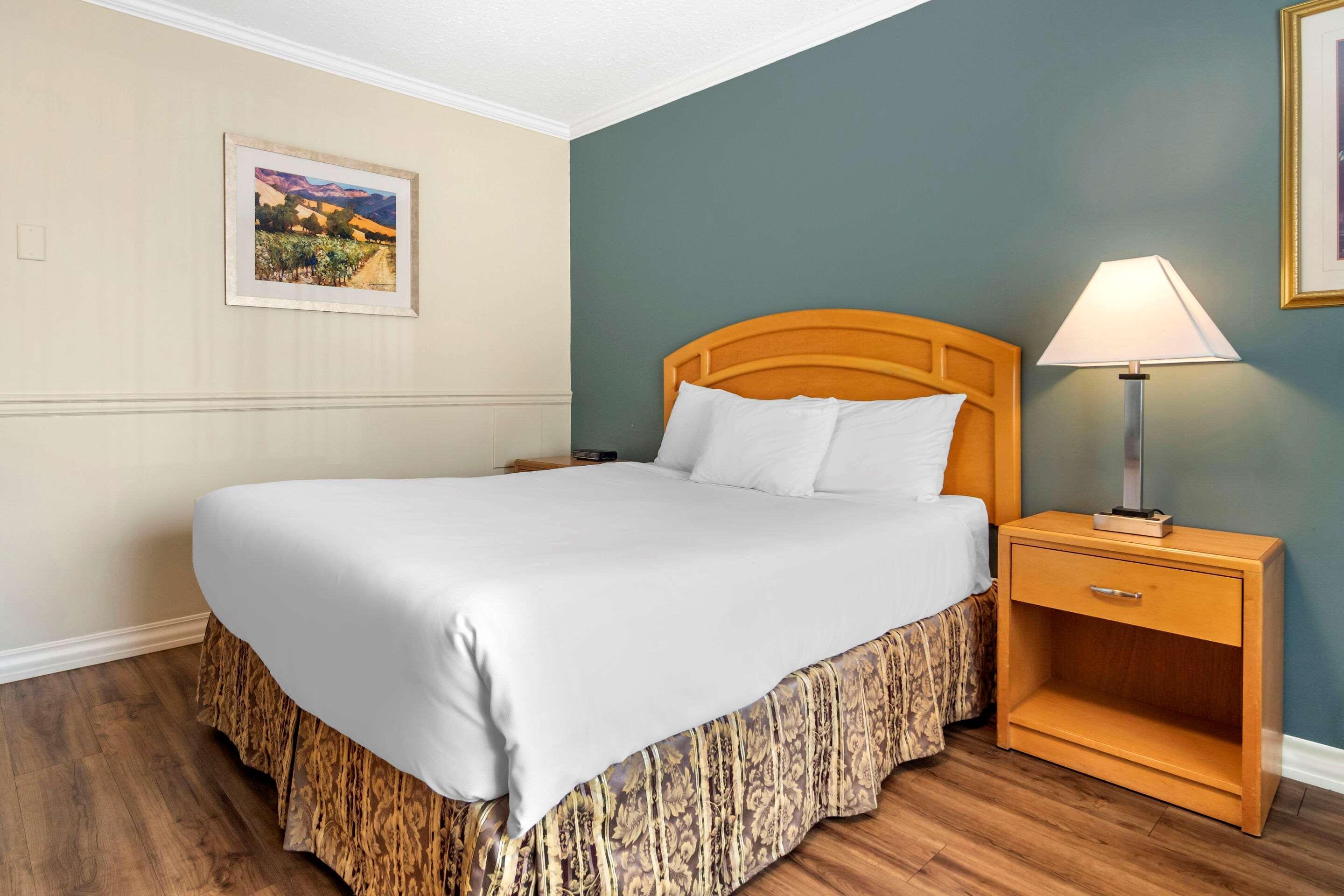 Econo Lodge Inn & Suites Kelowna Kültér fotó
