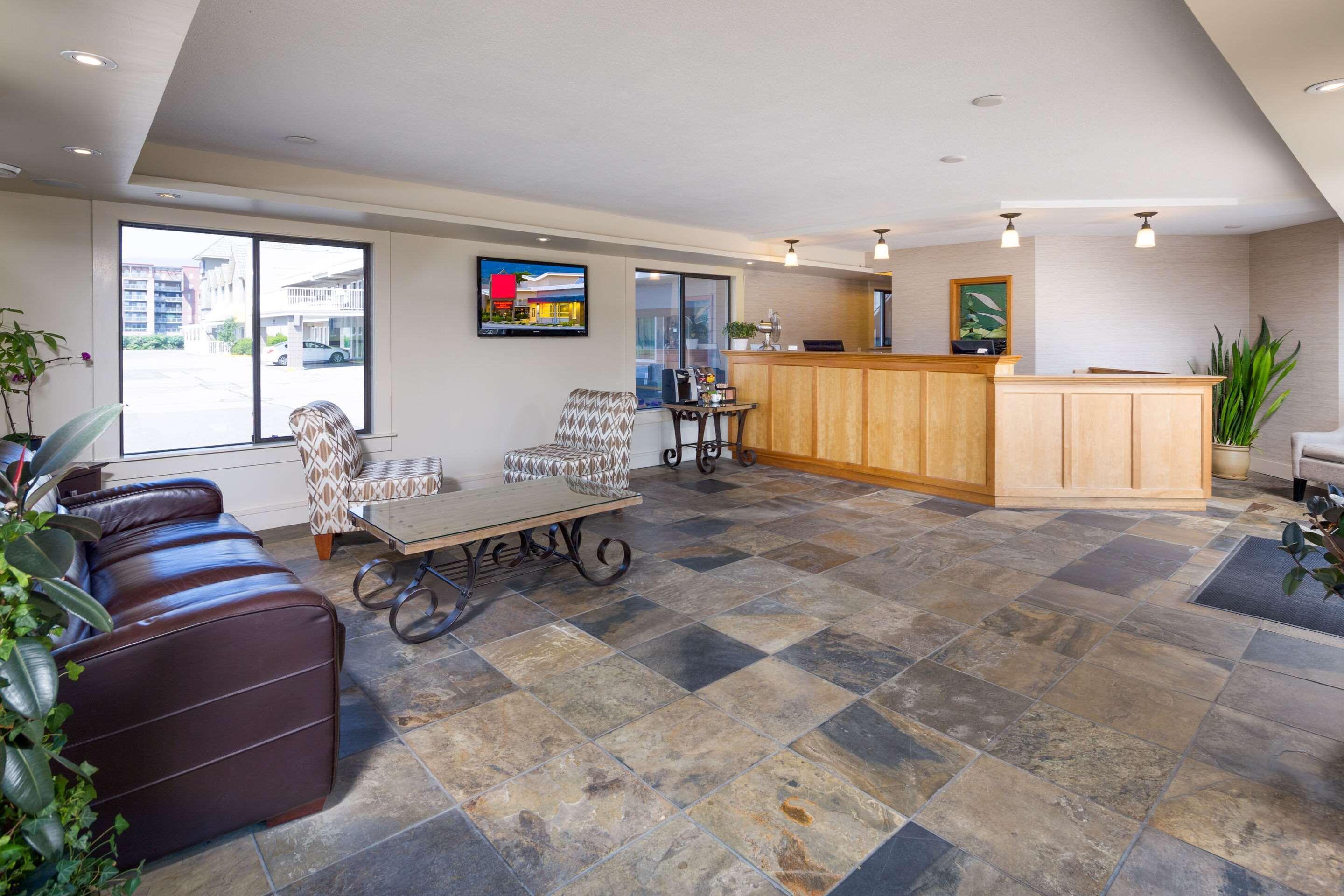 Econo Lodge Inn & Suites Kelowna Kültér fotó