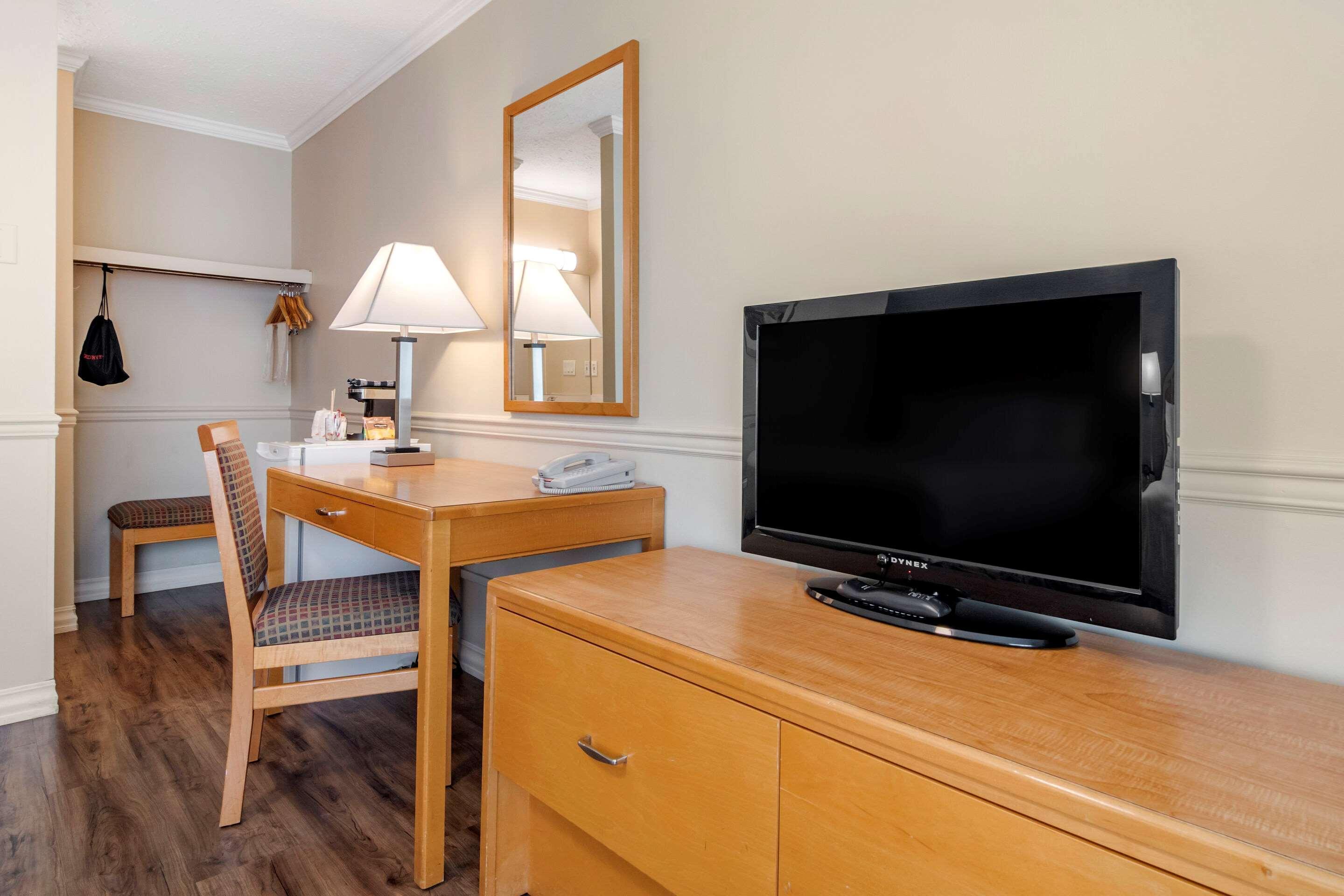 Econo Lodge Inn & Suites Kelowna Kültér fotó