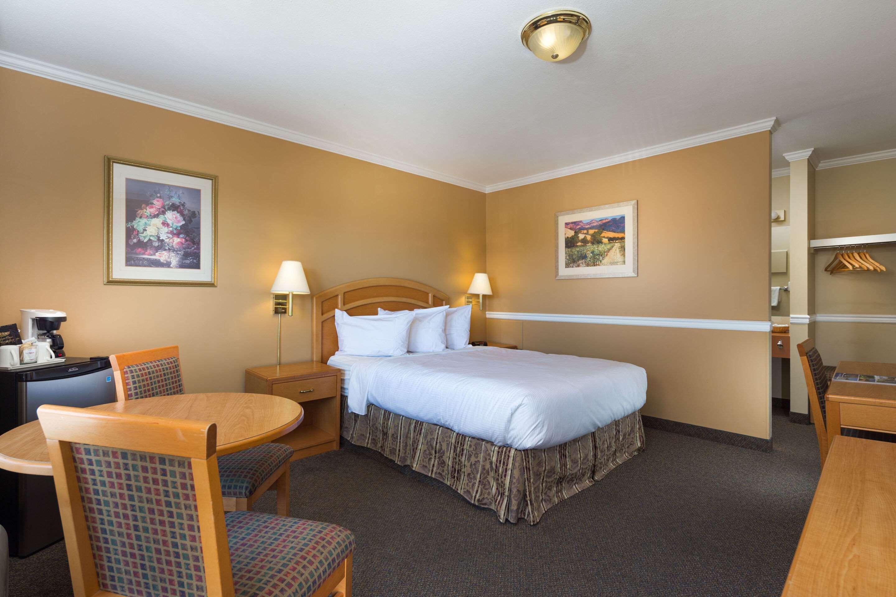 Econo Lodge Inn & Suites Kelowna Kültér fotó