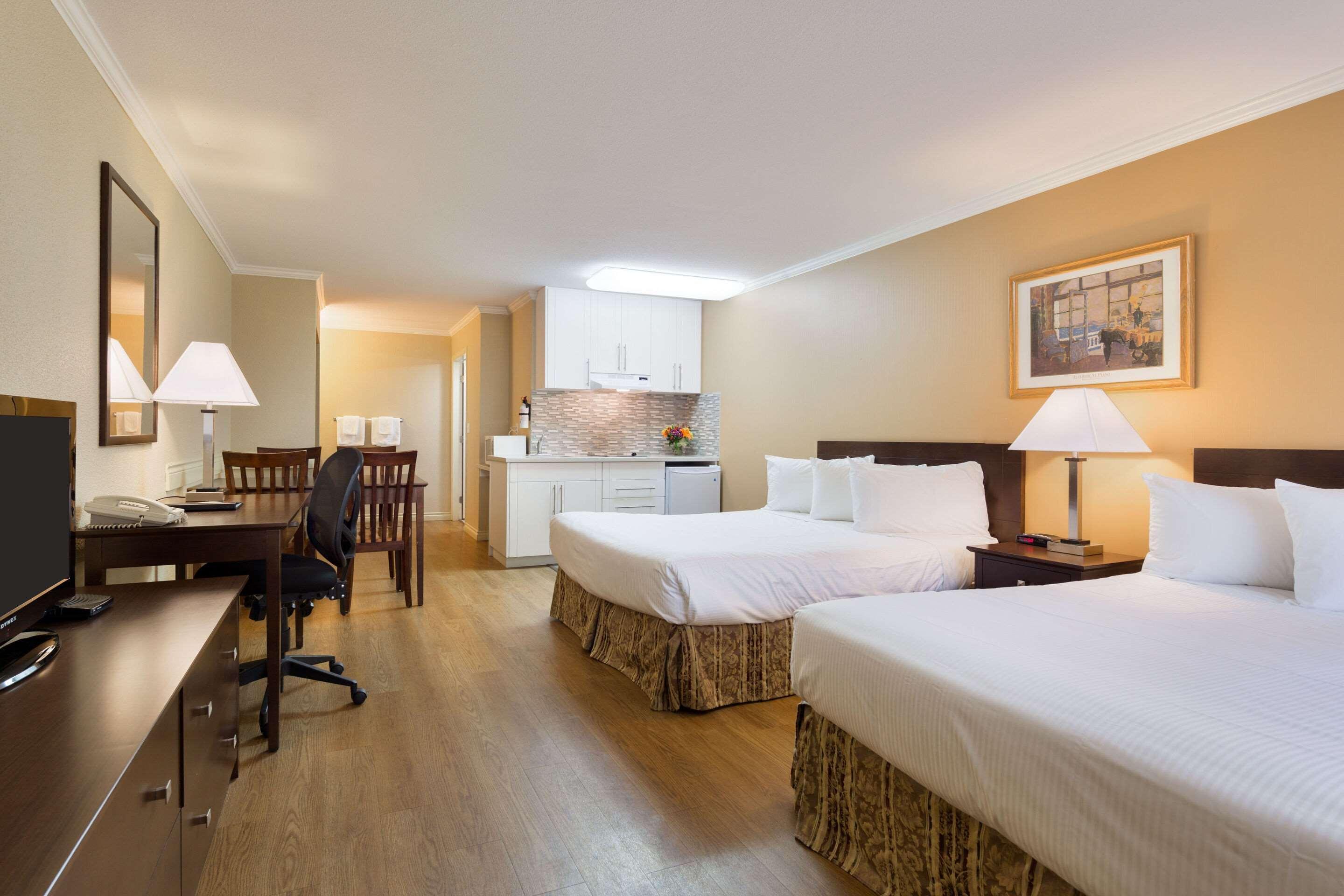 Econo Lodge Inn & Suites Kelowna Kültér fotó