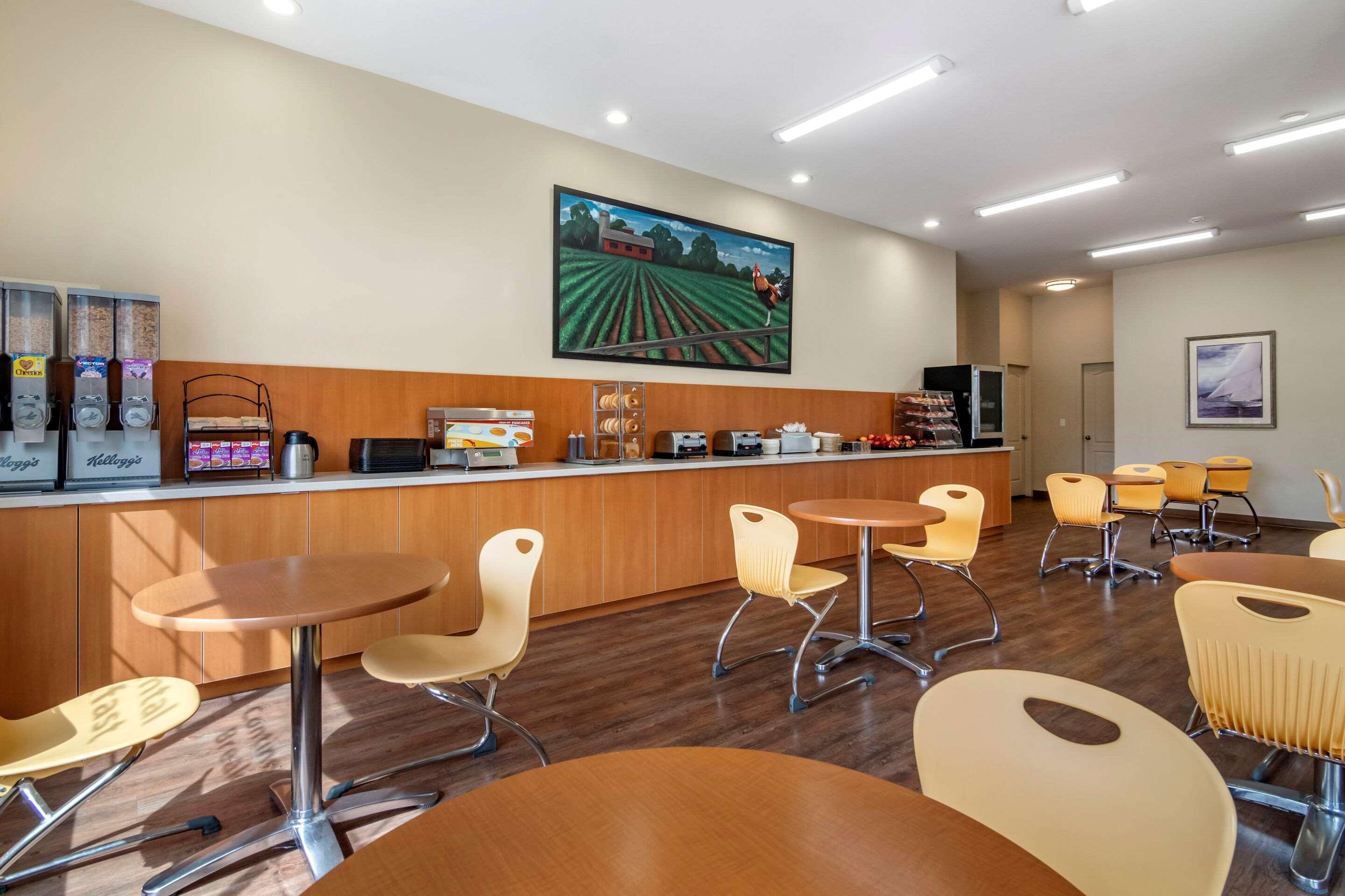 Econo Lodge Inn & Suites Kelowna Kültér fotó