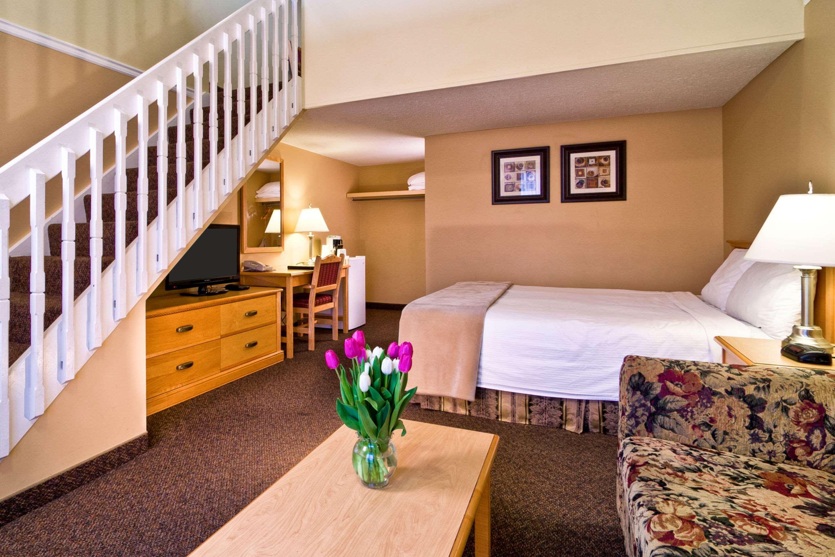 Econo Lodge Inn & Suites Kelowna Kültér fotó
