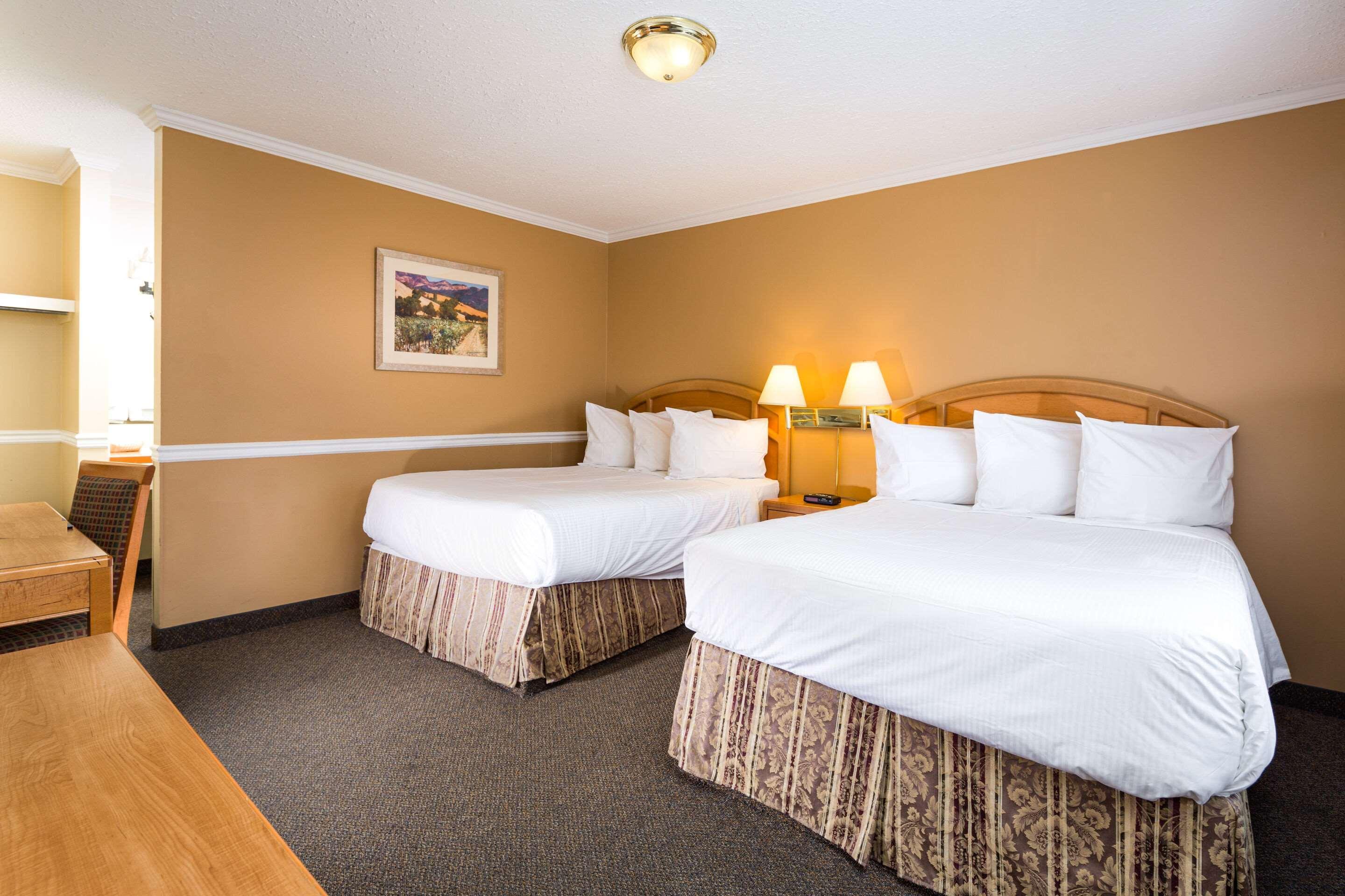 Econo Lodge Inn & Suites Kelowna Kültér fotó