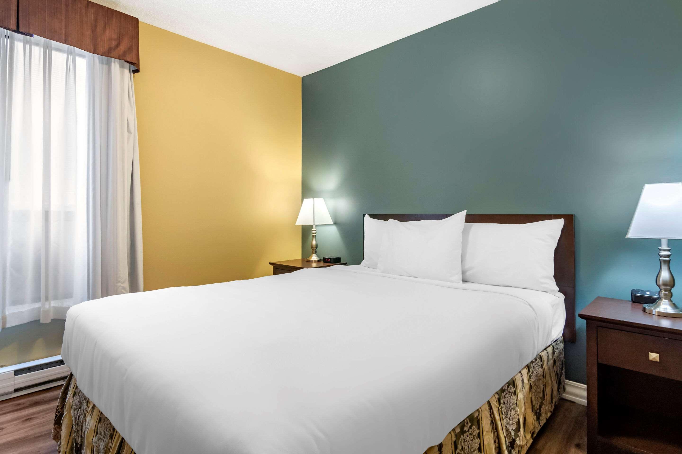 Econo Lodge Inn & Suites Kelowna Kültér fotó