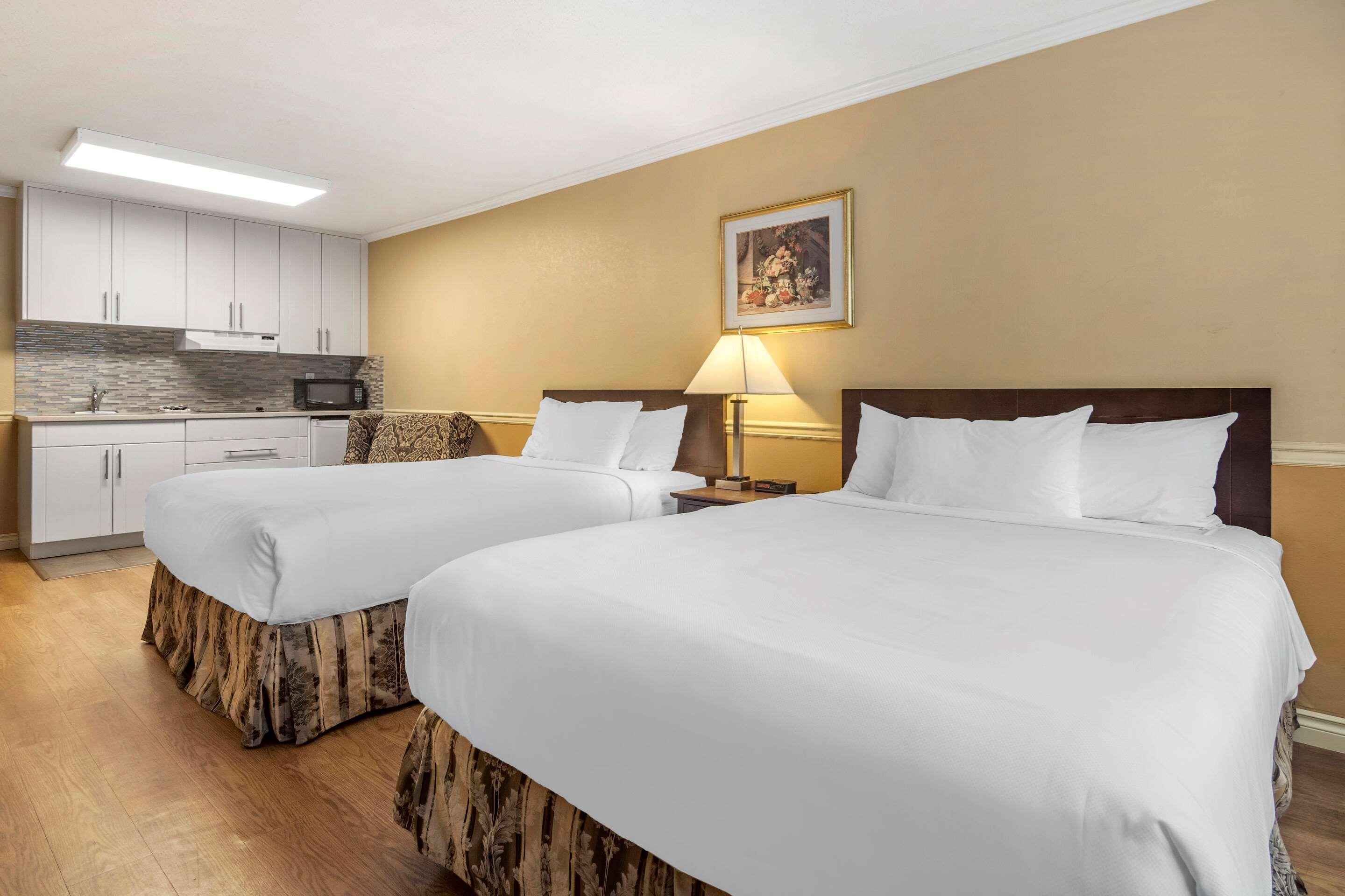 Econo Lodge Inn & Suites Kelowna Kültér fotó