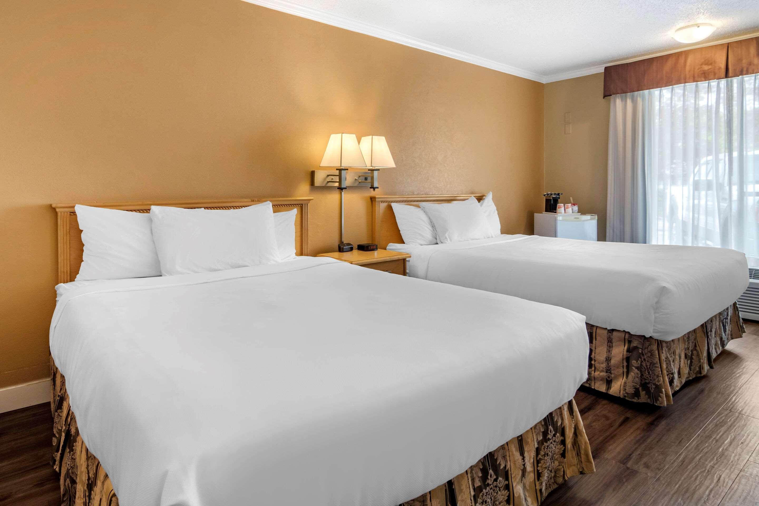 Econo Lodge Inn & Suites Kelowna Kültér fotó